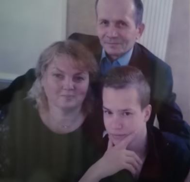 Young Mykhailo Mudryk with his beloved parents